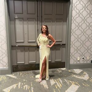 Elegant One-Shoulder Cream Evening Dress